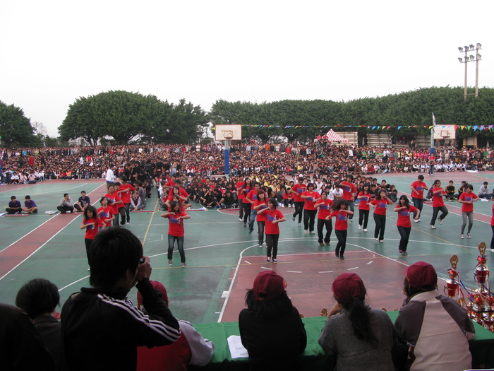 2010 校慶運動會進場表演圖片